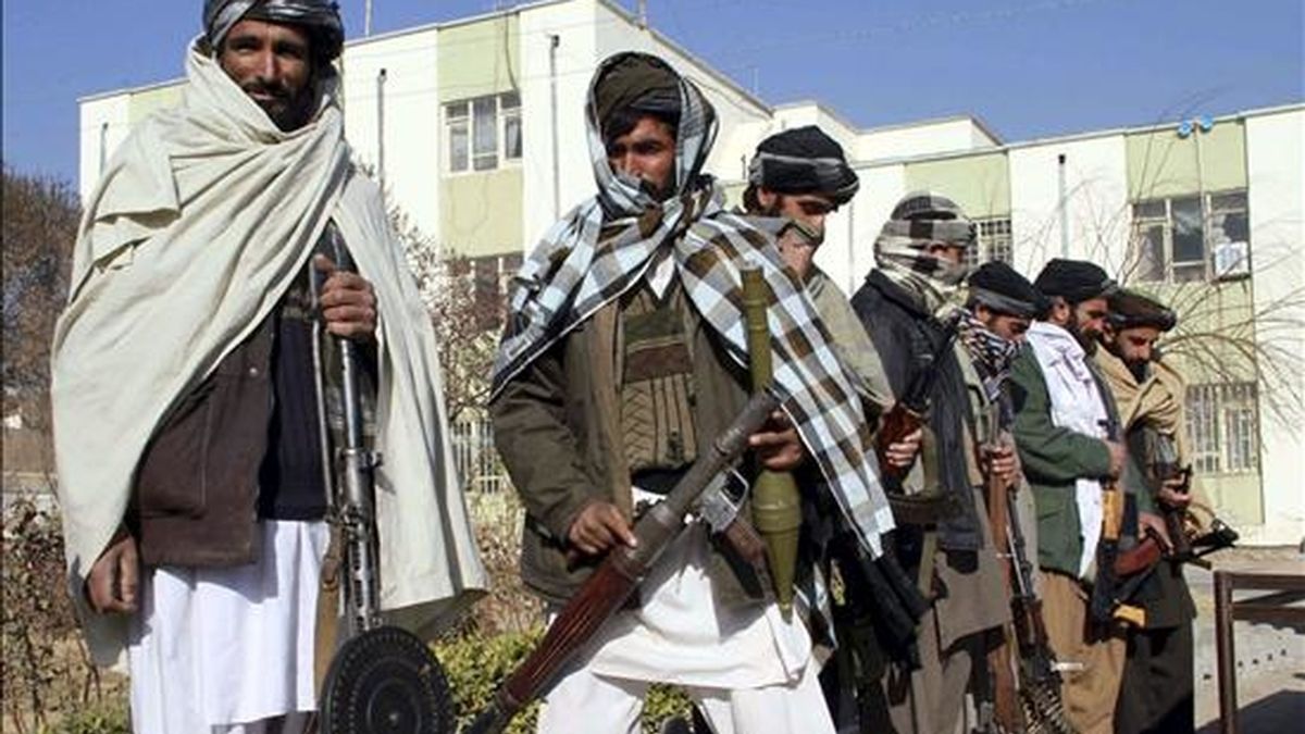 Un grupo de militantes afganos entrega voluntariamente sus armas en Herat, Afganistán. EFE/Archivo