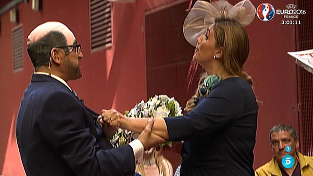 Hernández y Carlota 'contraen matrimonio' como si del DJ y su novia se tratara