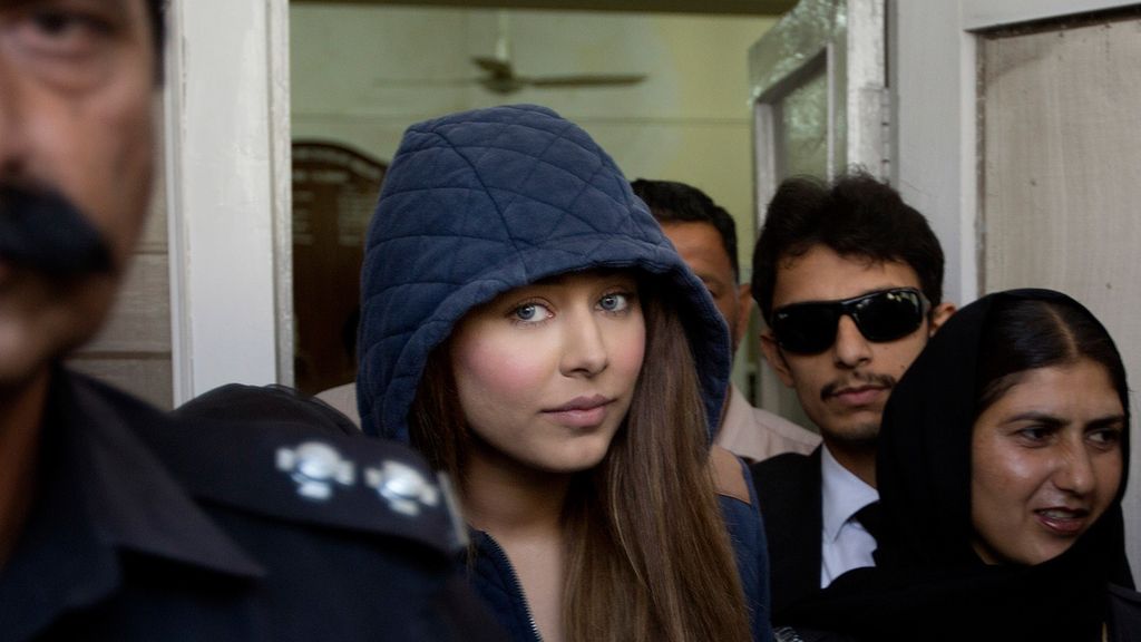 La supermodelo paquistaní Ayyan Ali a su salida de los juzgados