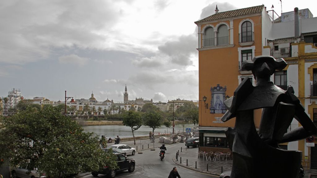 Raimundo Amador se pasea por las calles de Triana, su vista favorita