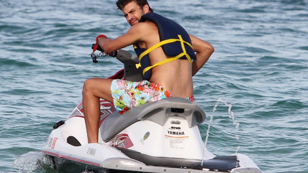 Piqué se divierte en la playa sin Shakira