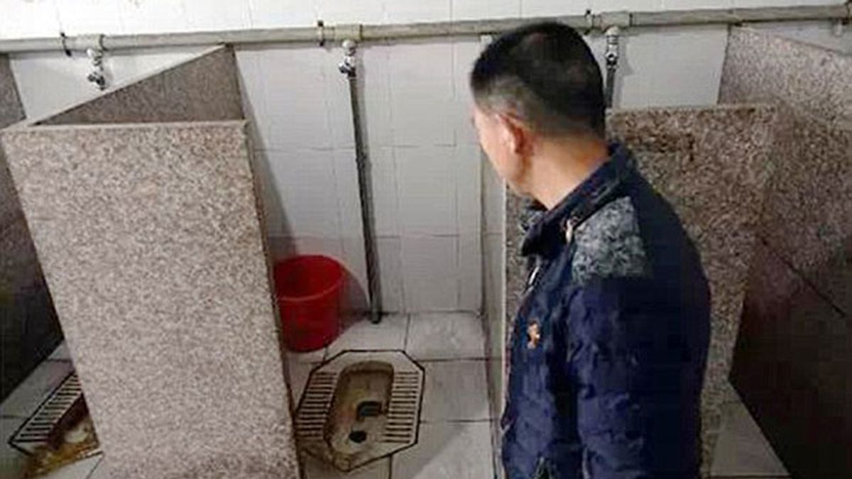 Una mujer da a luz en un descanso del trabajo y deja a su hijo abandonado en el baño