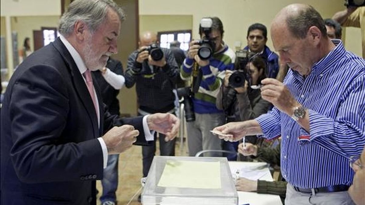 El cabeza de lista del PP a las elecciones europeas, Jaime Mayor Oreja, ejerce su derecho a voto en un colegio de Armentia, pequeño pueblo de la zona rural de Vitoria. EFE