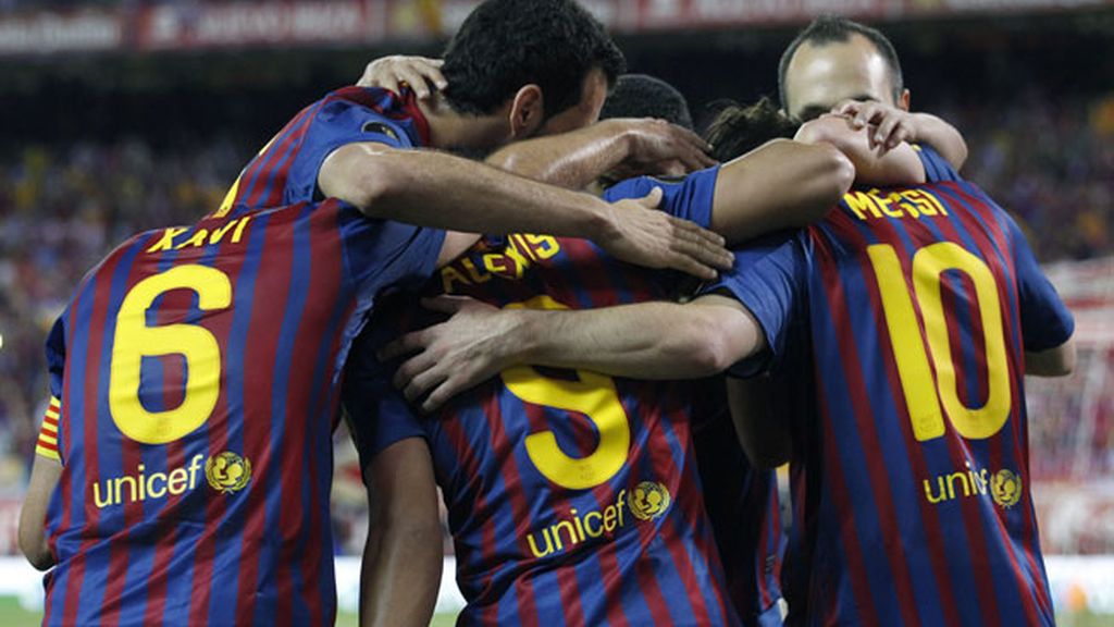 Los jugadores del FC Barcelona celebran la consecución del tercer gol de su equipo ante el Athletic Club