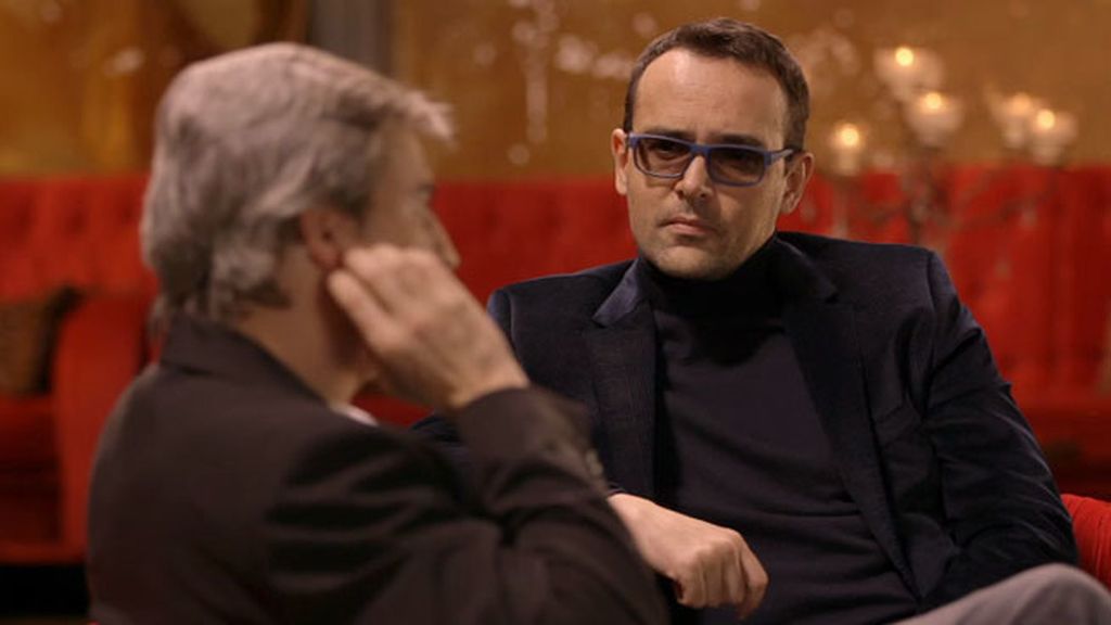 El actor se sienta en el chester