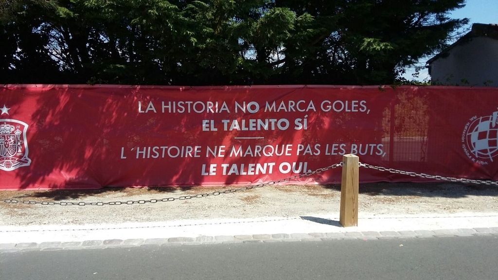 La isla francesa donde se concentra la Roja, plagada de mensajes motivadores