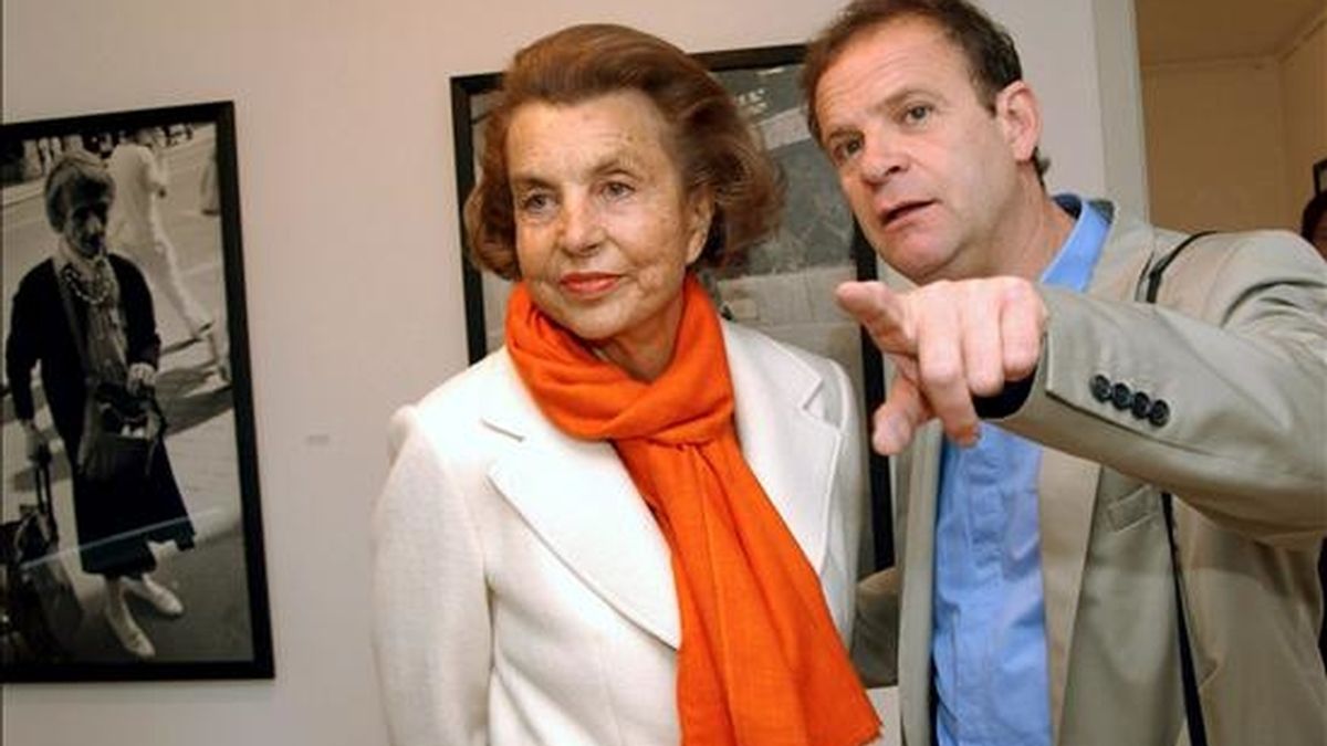 El fotógrafo francés François-Marie Banier (d) junto a la heredera de L'Oréal, la multimillonaria Liliane Bettencourt, durante su visita a una exposición de Banier en el museo Hans Lange de Krefeld, Alemania, en 2004. EFE/Archivo