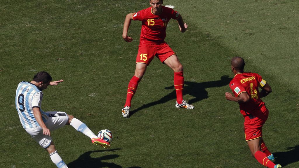 Empalmó un balón entre los defensas belgas pero el segundo no llegó