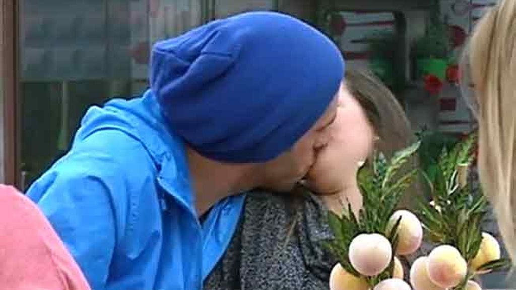 Sus bocas, a tan sólo dos centímetros de distancia