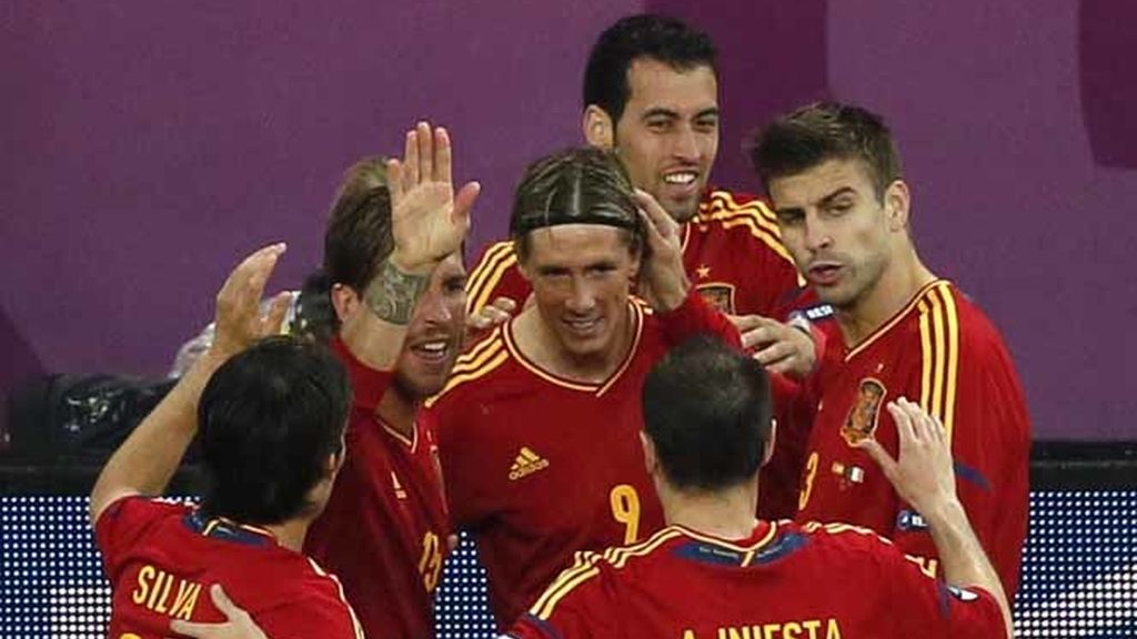 Torres, arropado por sus compañeros tras su golazo ante Irlanda