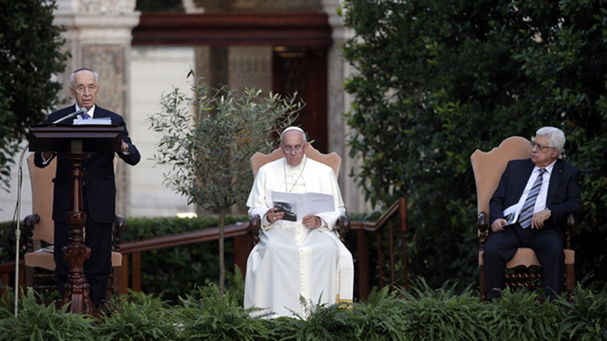 El Papa reza por la paz junto a los presidentes de Palestina e Israel