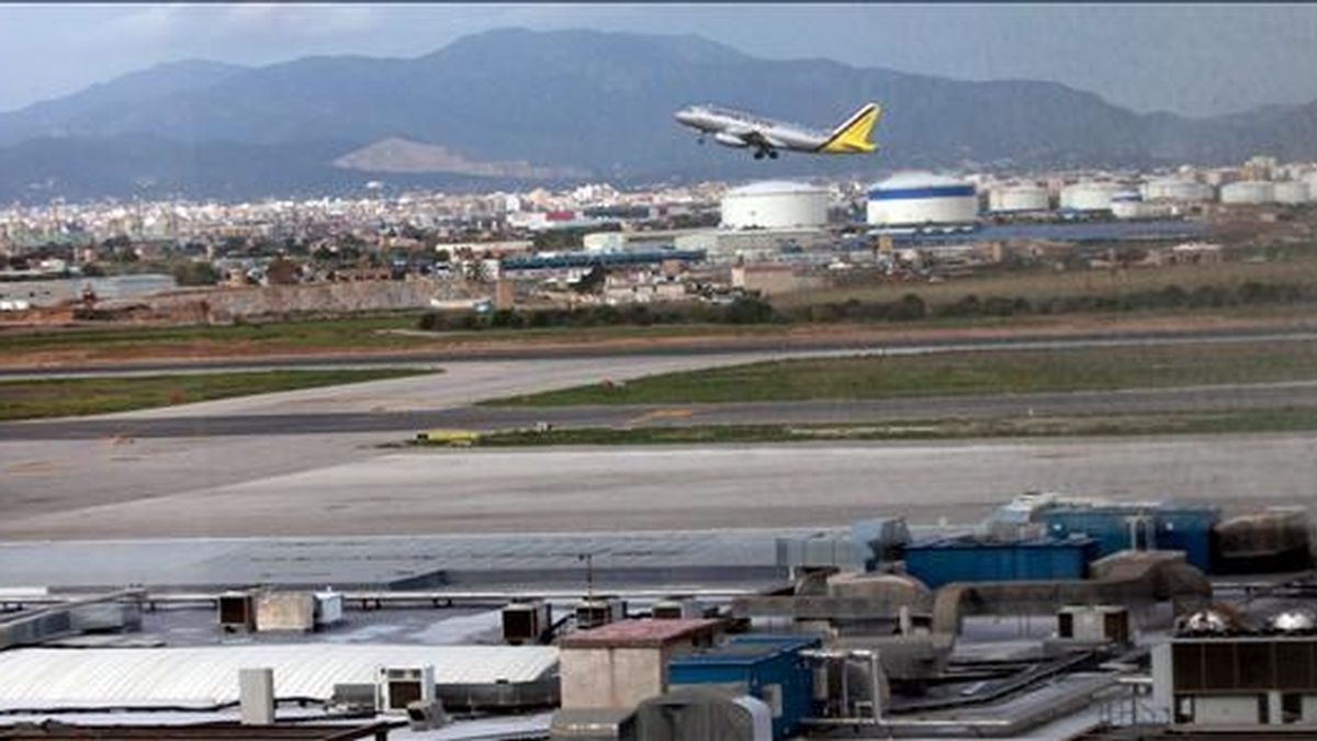 Un avión sale del aeropuerto Son San Joan, en Palma, que está "volviendo a la normalidad". EFE