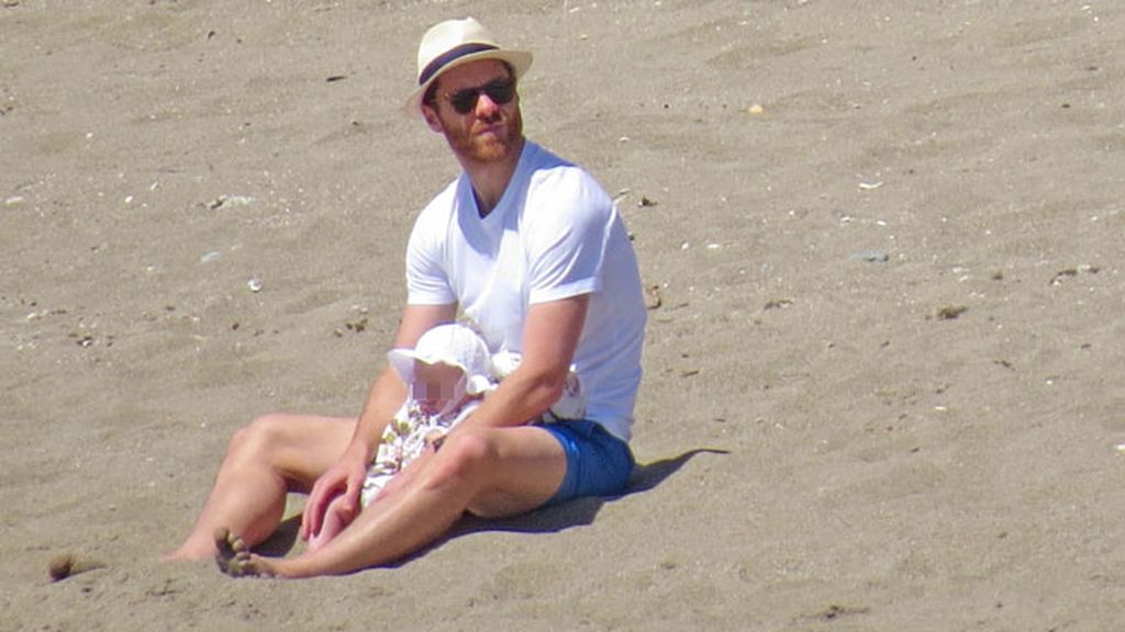 Xabi Alonso, padrazo a la orilla del mar