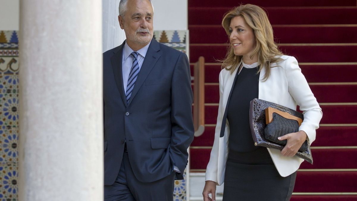 Susana Díaz llega al Parlamento andaluz junto a Antonio Griñán
