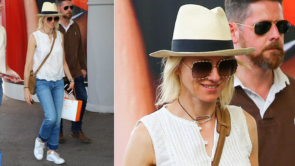 Naomi Watts aterriza con sombrero, vaqueros y zapatillas