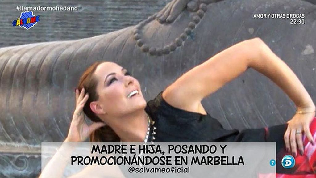 Madre e hija posan en Marbella