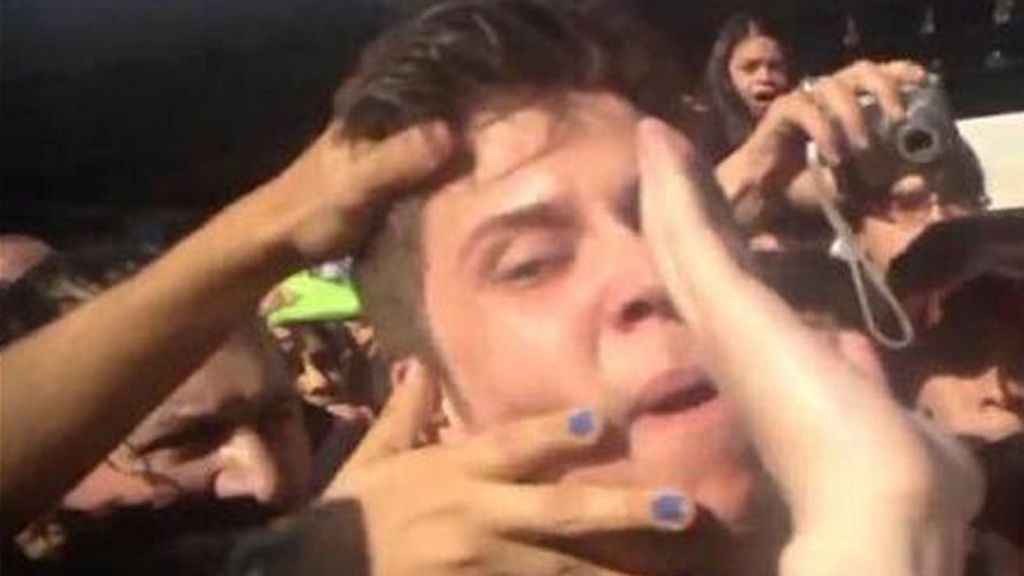 Sus fans le recibieron en el aeropuerto como a una auténtica estrella