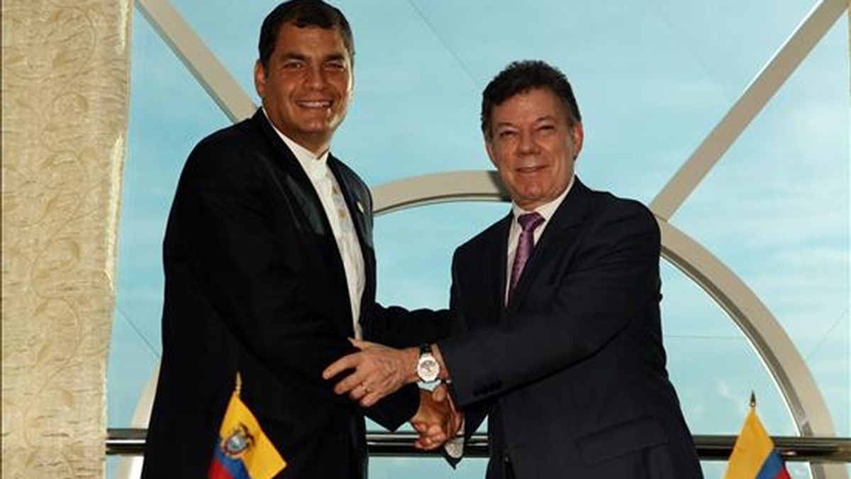 La visita ocurrirá después de que el presidente ecuatoriano, Rafael Correa (i),  y su homólogo colombiano, Juan Manuel Santos (d), acordaran el mes pasado restablecer los vínculos diplomáticos plenos, rotos en 2008. EFE/Archivo