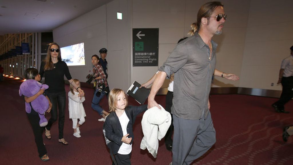 Angelina Jolie, Brad Pitt y parte de su séquito, por Tokio