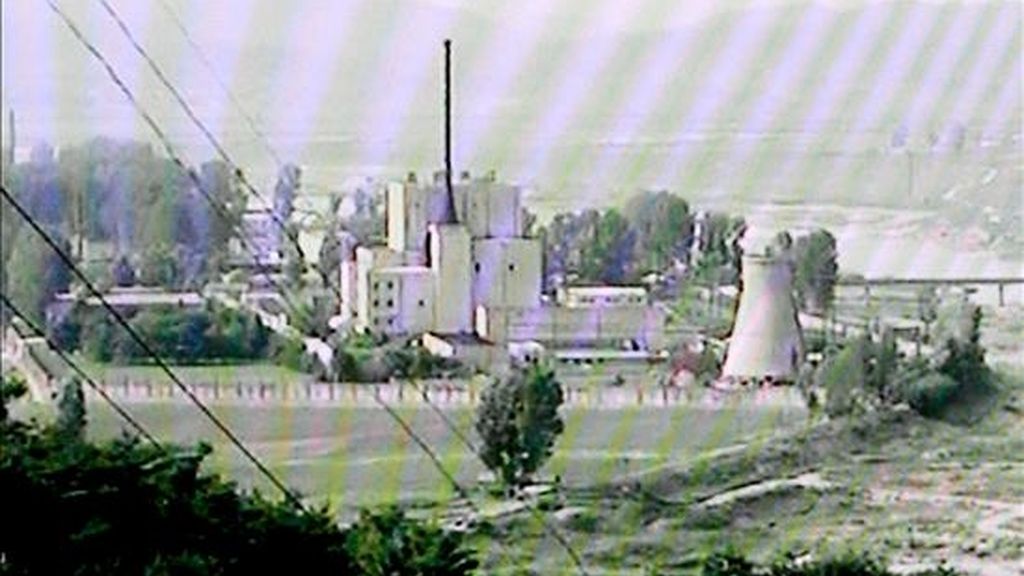 Imagen sacada de una grabación de televisión de la cadena surcoreana MBC tomada el 27 de junio del 2008 que muestra las instalaciones de una central nuclear en Yongbyun, Corea del Norte. EFE Imagen sacada de una grabación de televisión de la cadena surcoreana MBC tomada el 27 de junio del 2008 que muestra las instalaciones de una central nuclear en Yongbyun, Corea del Norte. EFE