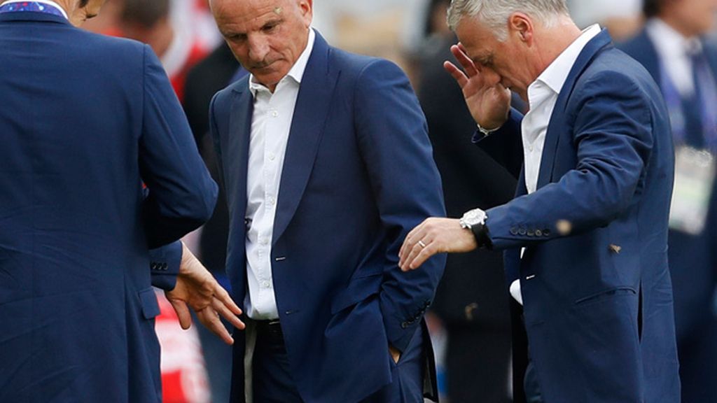 Collina y Deschamps, 'atacados' por los insectos