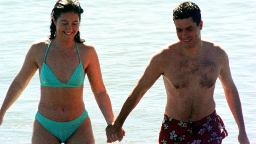 Pareja feliz a remojo
