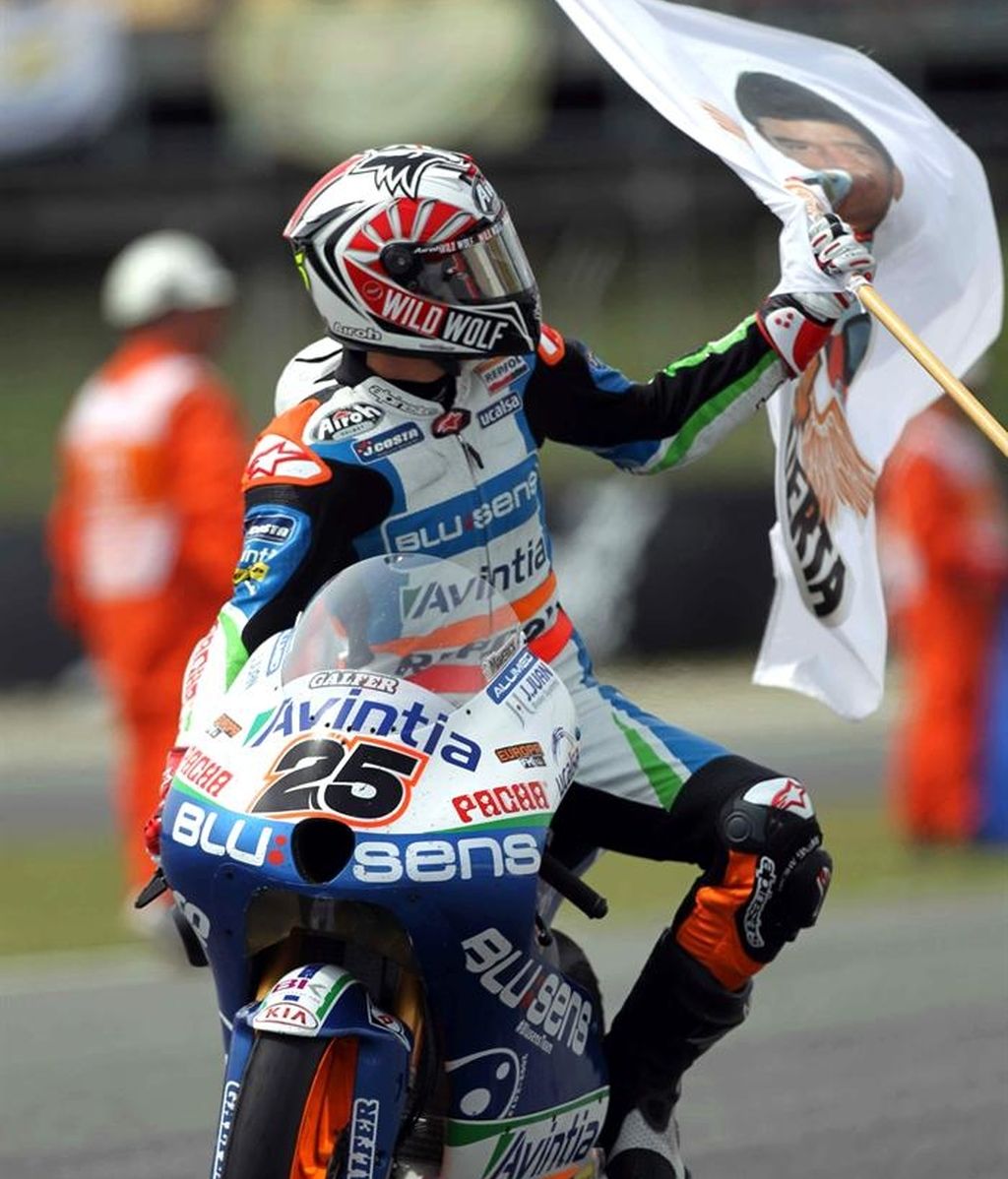 Maverick Viñales levanta una bandera durante la vuelta de honor en Montmeló