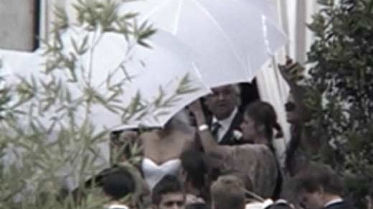 Tras la cortina de paraguas blancos se puede ver a la modelo y el empresario