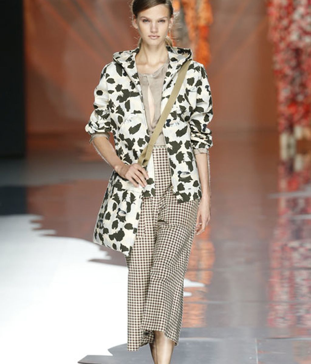 Siluetas fluidas y prints marineros