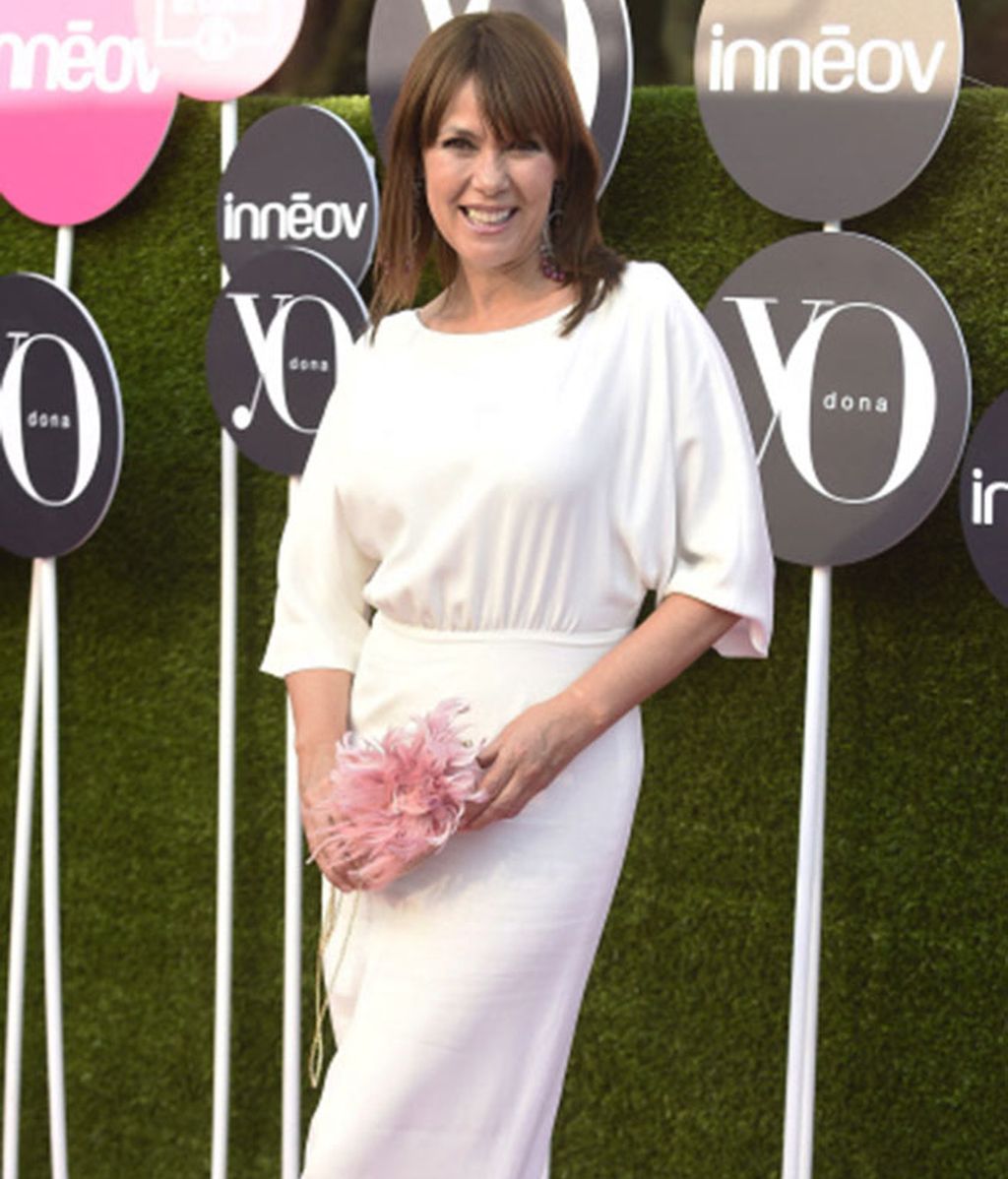 La actriz Mabel Lozano, perfecta con un vestido blanco y muy sonriente