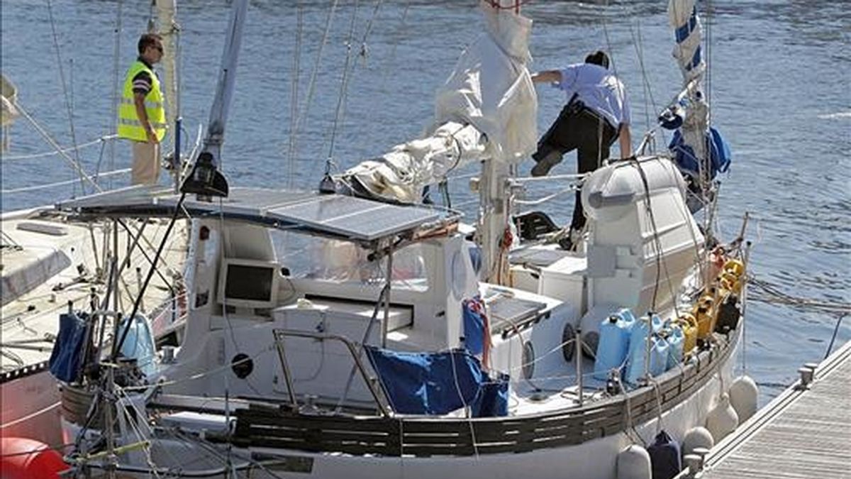 Imagen de archivo de un velero intervenido por la  Policía en agosto de 2009 que transportaba unos 250 kilos de cocaína. EFE/Archivo