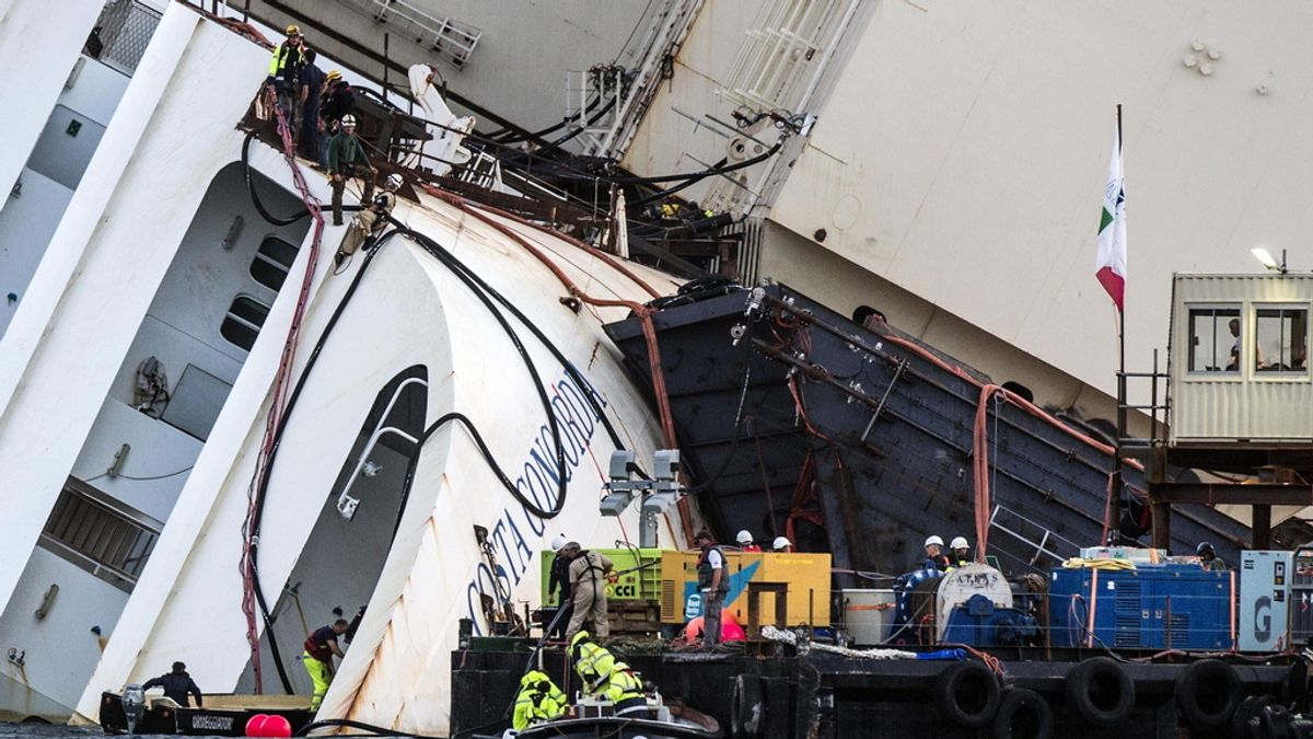 Operarios realizan los preparativos para enderezar el Costa Concordia en la isla de Giglio en Italia