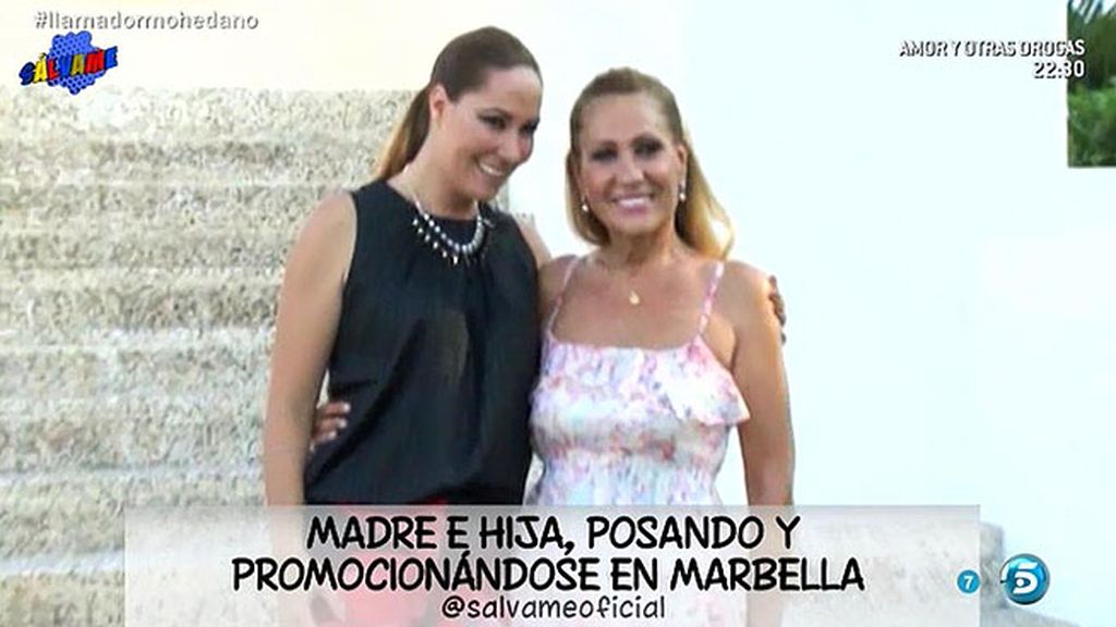Madre e hija posan en Marbella