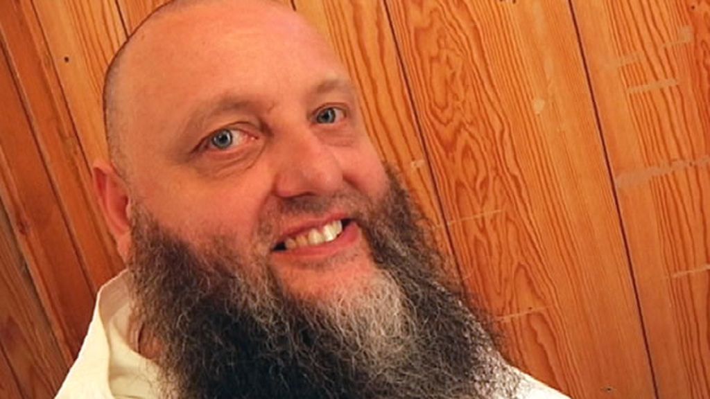 Un hombre con una gran barba