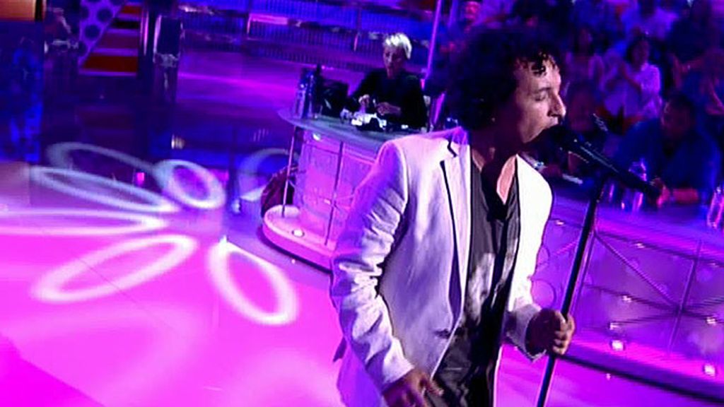 El artista de 'La Voz' canta en 'Sálvame'