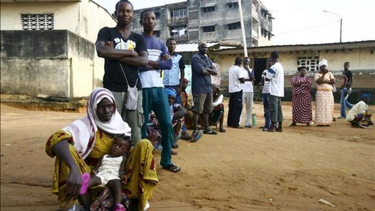 Varias personas esperando para votar durante la segunda vuelta de las elecciones presidenciales en Abiyán hoy. EFE