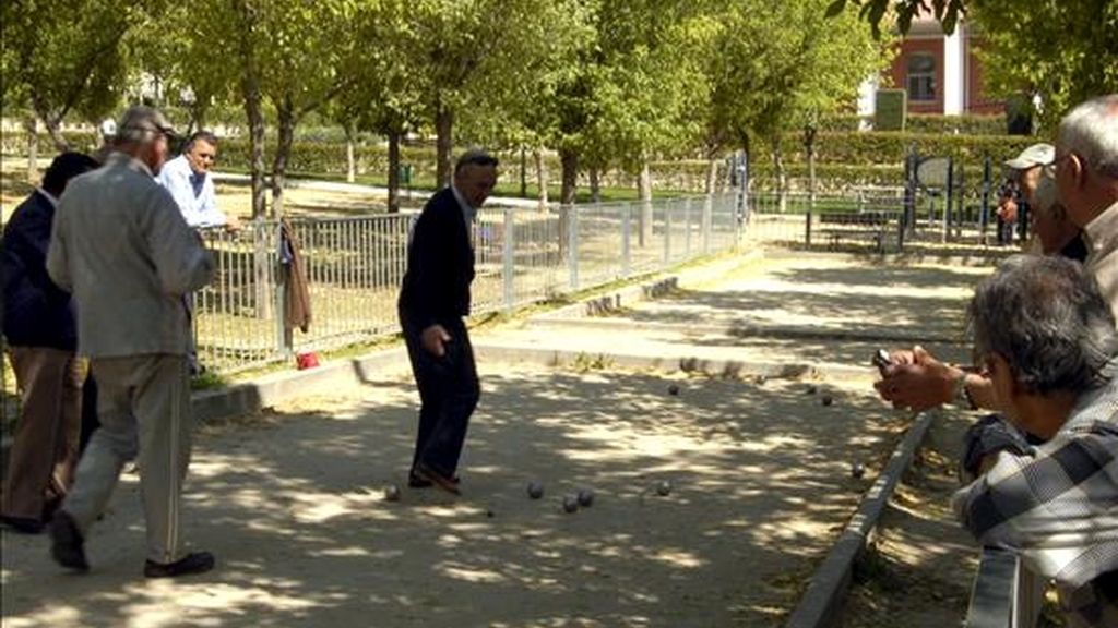 Jubilados jugando a la petanca