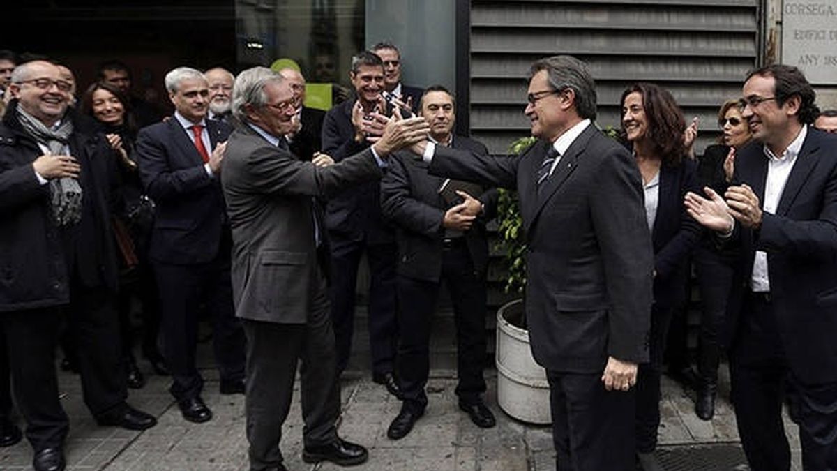 Artur Mas y Xavier Trias se saludan ente una sede de CDC en Barcelona