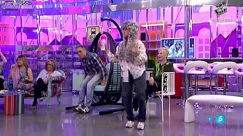Lydia Lozano y Chelo Gª Cortés aprovechan para bailar un 'chuminero'