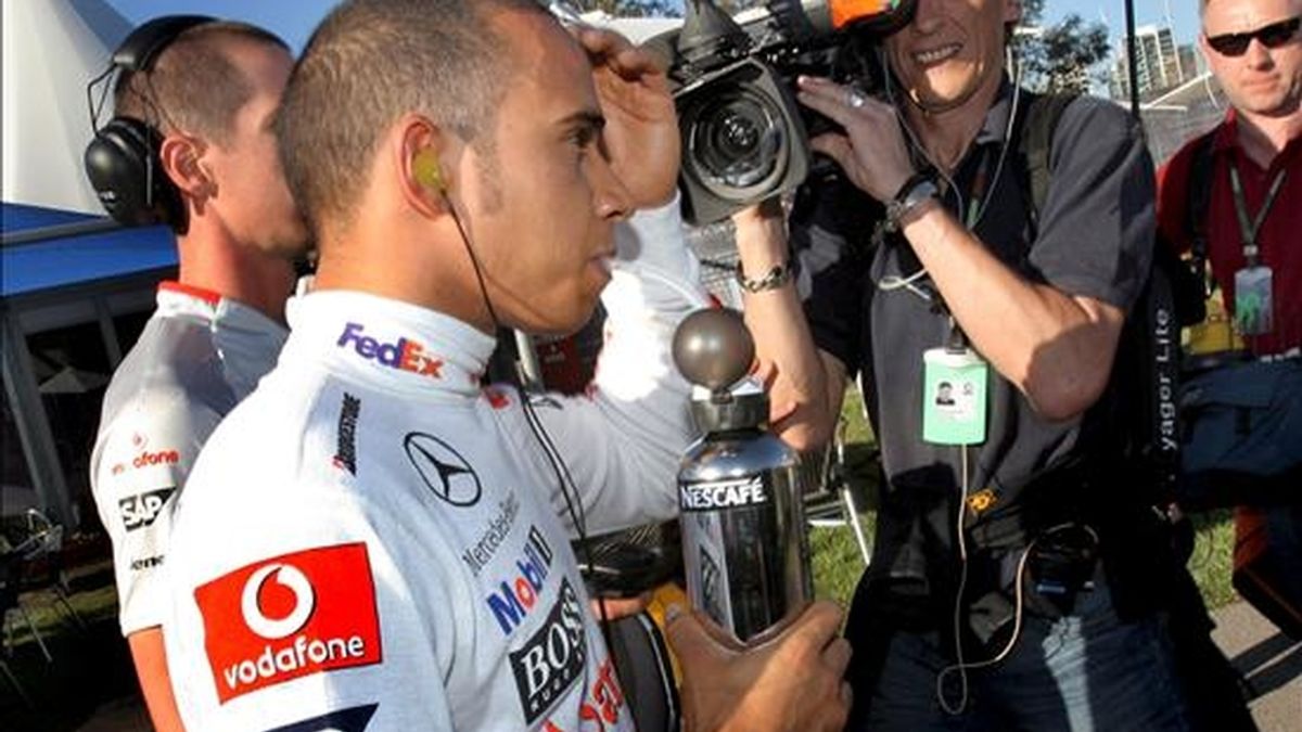 El piloto británico Lewis Hamilton de la escuderia McLaren Mercedes atiende a los periodistas tras finalizar la primera prueba puntuable del Gran Premio de Australia en el circuito de Albert Park, en Melbourne, Australia. EFE