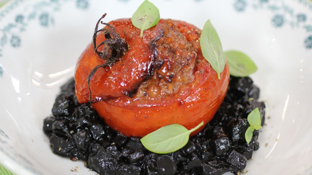 Patatotto negro con tomates preñaos