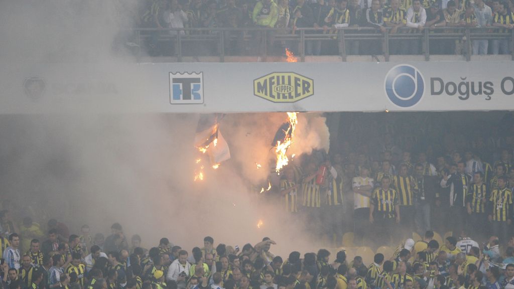 Duro enfrentamiento de los hinchas del Fenerbahce con la policía