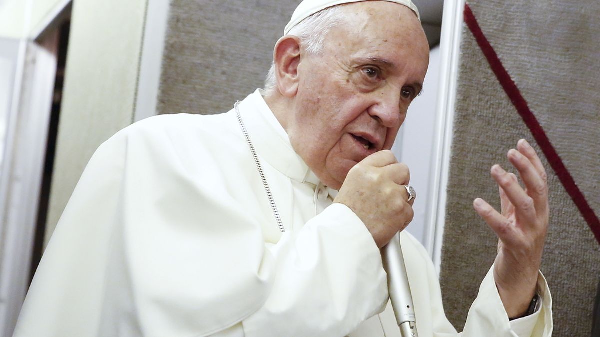 El papa Francisco habla con los periodistas en su vuelo de regreso a Roma