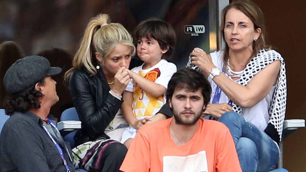 Lágrimas, besos, juegos… Puro amor entre Shakira y sus hijos en la grada de París