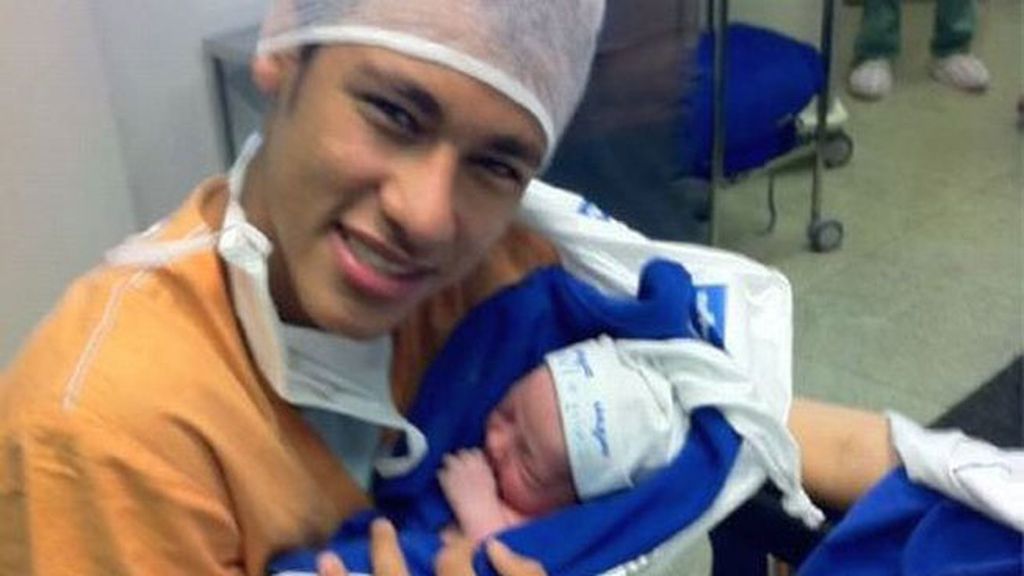 Neymar también mostró a su hijo a los pocos minutos de nacer