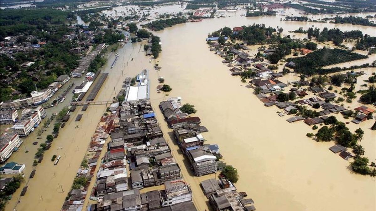 Una fotografía aérea del pasado 04 de abril de 2011 que muestra los daños causados por el inicio de las graves inundaciones que afectan en plena estación seca a casi dos millones de personas en el sur del país, en Surat Thani, Tailandia. EFE/Archivo