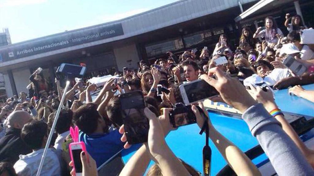 Sus fans le recibieron en el aeropuerto como a una auténtica estrella