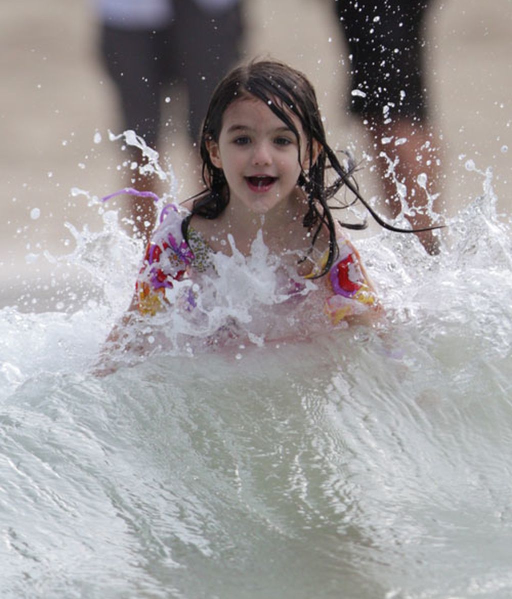 Suri Cruise y Katie Holmes se bañan vestidas