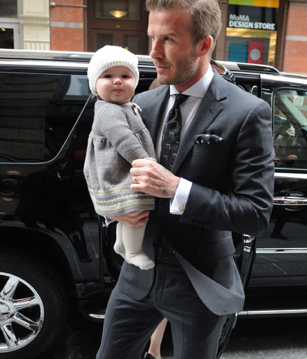 'Lengüetazo' en el 'Soho' neoyorquino de la pequeña Beckham a los periodistas