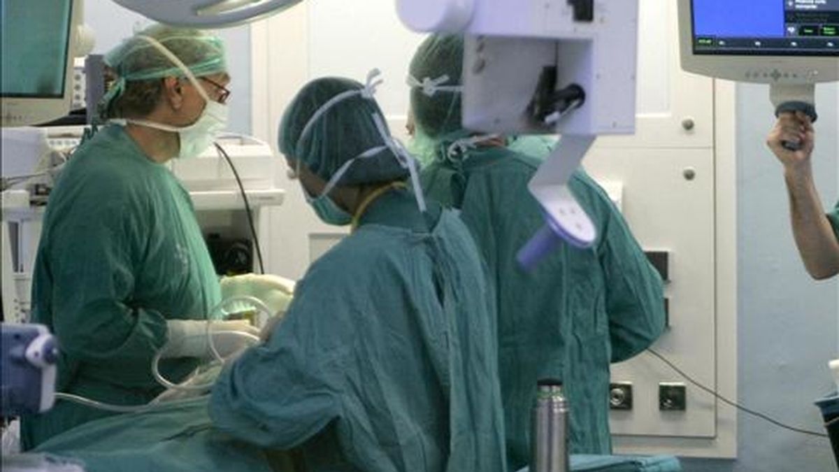 Un grupo de médicos durante una operación. EFE/Archivo